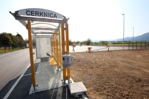 PARKIRIŠČE PRED OŠ CERKNICA  19 FOTO LJUBO VUKELIČ